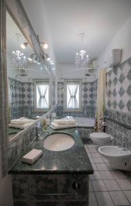 Ένα μπάνιο στο La Casa di Adele Cagliari