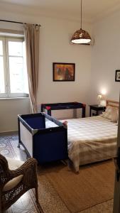 sypialnia z łóżkiem, krzesłem i oknem w obiekcie Duchi w mieście Palermo