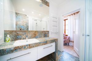 Apartamenty Magia في لوبلين: حمام مع حوض ومرآة
