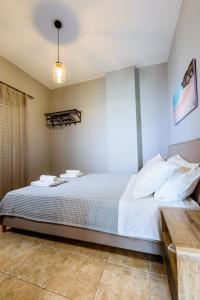 Posteľ alebo postele v izbe v ubytovaní Martimi Apartments - 200M from Drapanias Beach - Pool - Hot Tub - Sauna - BBQ