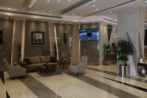 un vestíbulo de un hotel con sala de espera en Diamond Tower Hotel en Yeda