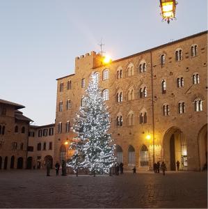 a christmas tree in front of a building at Il Sogno di Annalisa in Famiglia in Volterra