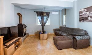 Posedenie v ubytovaní Martimi Apartments - 200M from Drapanias Beach - Pool - Hot Tub - Sauna - BBQ