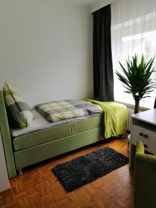ein Schlafzimmer mit einem grünen Bett und einem Fenster in der Unterkunft Apartment Froschkönig in Gladenbach