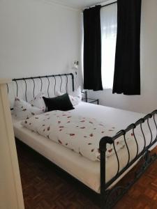 a bedroom with a bed with red flowers on it at Apartment Froschkönig in Gladenbach