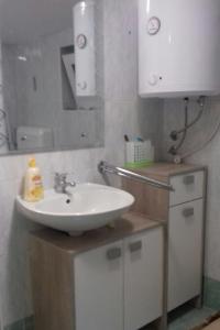 y baño con lavabo y espejo. en APARTMAN IVANKA, en Vir