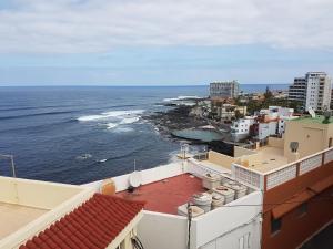 uma vista para o oceano a partir dos telhados dos edifícios em Surfing the Blue II em Punta del Hidalgo