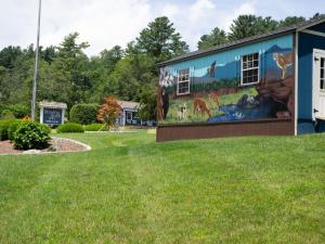 un mural en el lateral de un edificio en Blowing Rock Inn, en Blowing Rock