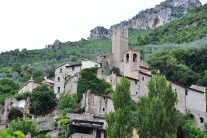 an old village with a castle on a mountain at Residenza di Paese Castello del Poggio in Ferentillo