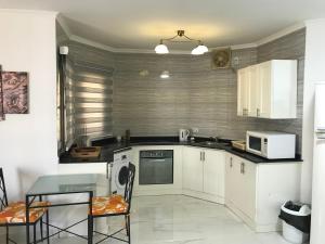 A kitchen or kitchenette at Regency Towers Apartments