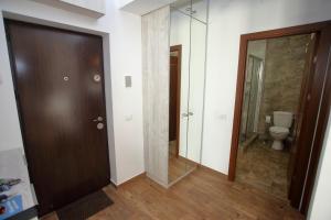 ママイア・ノルドにあるAngi Apartamentのバスルーム(2つのドア、トイレ付)