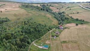 eine Luftansicht eines Bauernhofs mit Häusern und Bäumen in der Unterkunft Family House Rostovo in Čardaci