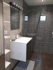 Koupelna v ubytování Apartment Portonovo Galit - Sea view - Piscina - Wifi - Old Town