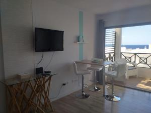 TV a/nebo společenská místnost v ubytování Apartment Portonovo Galit - Sea view - Piscina - Wifi - Old Town