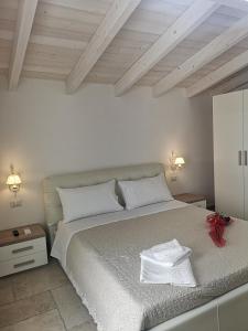 Un dormitorio con una cama grande con dos toallas encima. en B & B San Giovanni 9, en Gallipoli