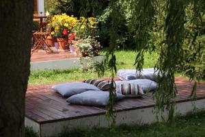 un grupo de almohadas sentadas en una mesa de madera en Gościniec pod Kłosem en Kłos