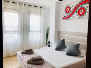 sypialnia z łóżkiem z 2 poduszkami w obiekcie Apartamento Arosa Playa w mieście Calpe