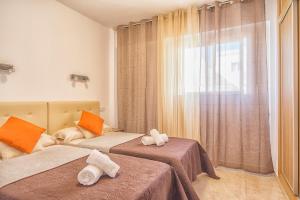 ein Zimmer mit zwei Betten mit Handtüchern darauf in der Unterkunft Corbeta in Calpe