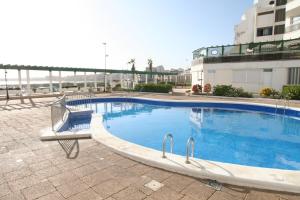 Der Swimmingpool an oder in der Nähe von APARTAMENTO EN EL MEDANO - ESTRELLA DEL MAR