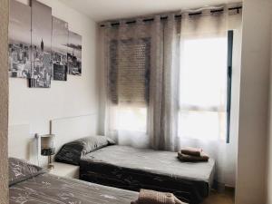 Posteľ alebo postele v izbe v ubytovaní Apartamento Arosa Playa