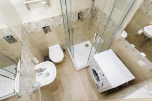 La salle de bains est pourvue d'un lavabo et de toilettes. dans l'établissement Warsaw's Vibes Apartment, à Varsovie