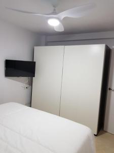 甘迪亚Exclusive Apartment - Playa de Marenys de Rafalcaid的卧室配有白色的床和白色橱柜