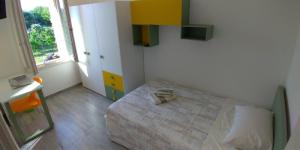 una piccola camera con letto e finestra di B&B Hibiscus a Porto SantʼElpidio