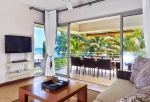 TV a/nebo společenská místnost v ubytování Bon Azur Beachfront Suites & Penthouses with LOV