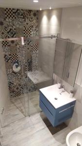bagno con doccia, lavandino e servizi igienici di B&B Hibiscus a Porto SantʼElpidio