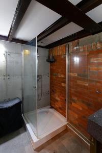 prysznic ze szklaną obudową w łazience w obiekcie Loft Szpularnia w mieście Żyrardów