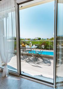 Bazén v ubytovaní Martimi Apartments - 200M from Drapanias Beach - Pool - Hot Tub - Sauna - BBQ alebo v jeho blízkosti