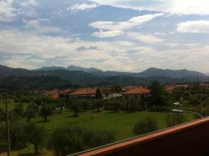 una vista de un campo verde con montañas en el fondo en Silvia, en Sarzana