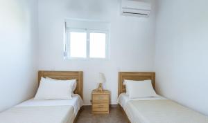Posteľ alebo postele v izbe v ubytovaní Martimi Apartments - 200M from Drapanias Beach - Pool - Hot Tub - Sauna - BBQ
