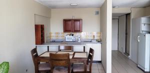 een keuken met een tafel en stoelen in een kamer bij Executive Apartment Guatemala City in Guatemala