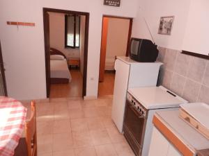 A kitchen or kitchenette at Apartments Sino More