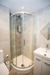 La salle de bains est pourvue d'une douche, de toilettes et d'un lavabo. dans l'établissement 8 Compass Point, à Bournemouth