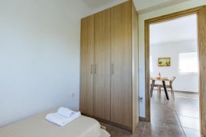 Posteľ alebo postele v izbe v ubytovaní Martimi Apartments - 200M from Drapanias Beach - Pool - Hot Tub - Sauna - BBQ