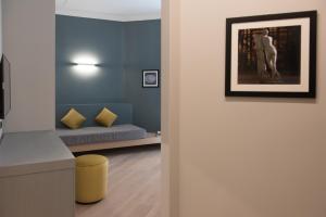 A seating area at Domus Alberico