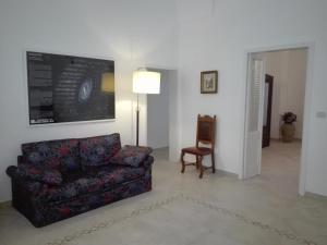 sala de estar con sofá y silla en A Casa di Angela, en Copertino