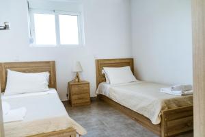 Posteľ alebo postele v izbe v ubytovaní Martimi Apartments - 200M from Drapanias Beach - Pool - Hot Tub - Sauna - BBQ