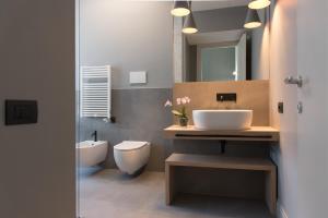 A bathroom at Domus Alberico