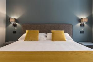 A bed or beds in a room at Domus Alberico