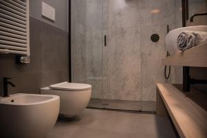 A bathroom at Domus Alberico