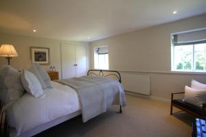 En eller flere senge i et værelse på Charlton End - Goodwood Events