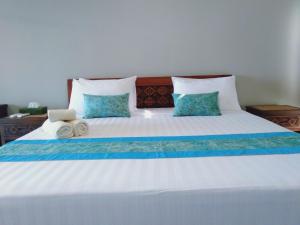Un pat sau paturi într-o cameră la Medewi Beach View Villa