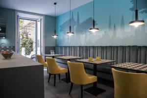 A seating area at Domus Alberico
