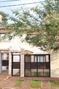une maison avec deux portes de garage devant elle dans l'établissement Dúplex Confort, à Posadas