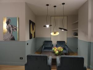 A seating area at Domus Alberico