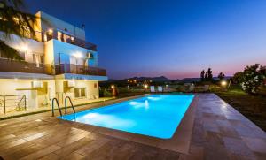 Bazén v ubytovaní Martimi Apartments - 200M from Drapanias Beach - Pool - Hot Tub - Sauna - BBQ alebo v jeho blízkosti