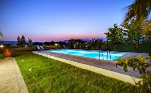 Bazén v ubytovaní Martimi Apartments - 200M from Drapanias Beach - Pool - Hot Tub - Sauna - BBQ alebo v jeho blízkosti